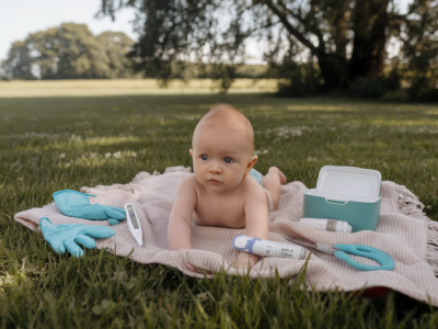 Comment préparer un kit minimal de premiers secours pour bébé et quels produits privilégier