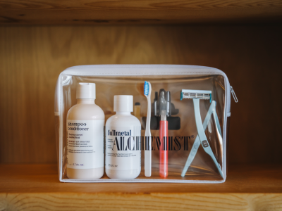 Quelle trousse de toilette minimaliste pour un voyage de 10 jours en europe : cosmétiques, médicaments et astuces gain de place